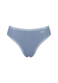 Jasnoniebieskie damskie bikini wykonane z miękkiego materiału, z dekoracyjną koronkową lamówką wzdłuż pasa i otworów na nogi.