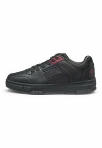 Sneaker in pelle nera con dettagli in rete, caratterizzato da una punta rotonda, superficie testurizzata, design con lacci e dettagli in hardware color bordeaux.