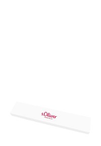 Scatola rettangolare bianca con superficie liscia, caratterizzata da un logo rosso che recita "s.Oliver FASHION FOR LIFE" sulla parte frontale.