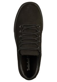 Mustat nahkaiset lenkkarit pyöreällä kärjellä, kuudella nauhalla, litteillä nauhoilla ja pehmustetulla kauluksella. Sisäpohjassa Timberland-logo.
