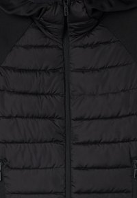 Czarna kurtka puchowa z pikowanym wzorem, gładką teksturą, pełnym zamkiem błyskawicznym z przodu i ukrytymi kieszeniami bocznymi. Materiał jest lekki i ocieplający.