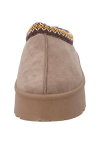 Brownsuede tofflor med rund tå och strukturerad gummisula. Har kontrasterande dekorativ sömnad längs den övre kanten.