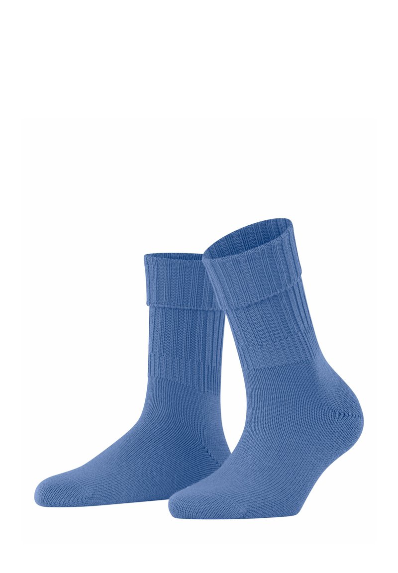 Calzini blu a coste esposti uno accanto all'altro, che mettono in risalto la loro struttura morbida e il design.