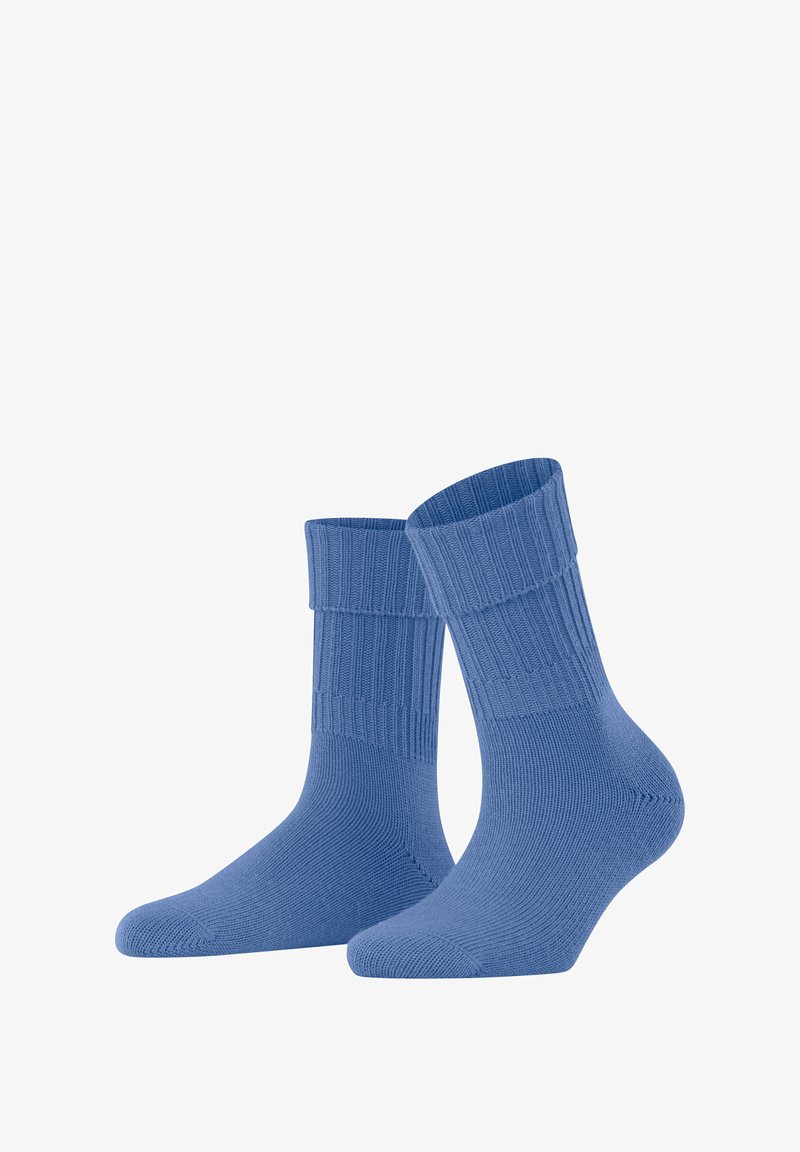 Niebieskie prążkowane skarpetki wyeksponowane obok siebie, ukazujące swoją miękką fakturę i wzór.