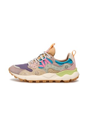 Sneaker multicolore con una combinazione di materiali in suede e mesh, con accenti di viola, blu, rosa, beige e verde. Suola spessa con battistrada.
