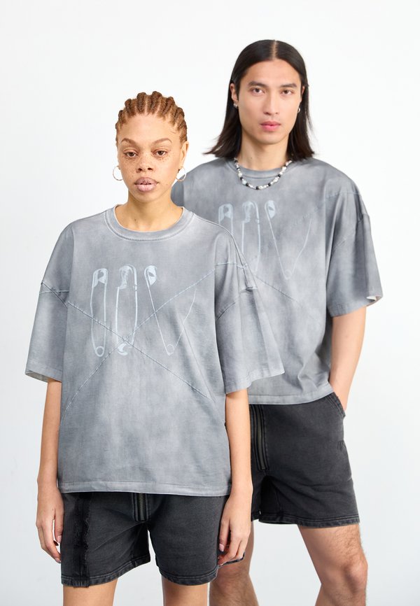 SAFETY PIN UNISEX - Print T-shirt