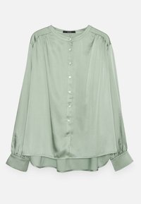 Blusa verde chiaro a maniche lunghe con scollatura rotonda, chiusura con bottoni e spalle arricciate. Texture in satin liscio, vestibilità su misura.