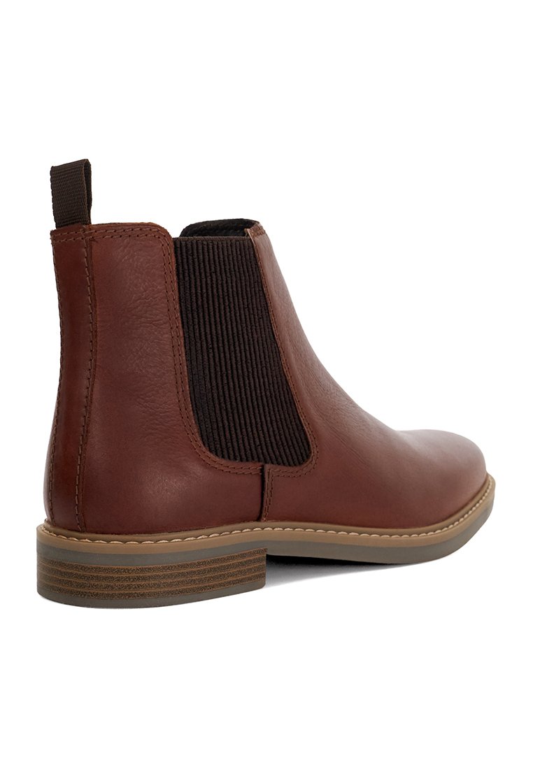 Braune Leder Chelsea-Stiefel mit elastischem Seitenpaneel, Zuglasche und niedrigem gestapeltem Absatz auf weißem Hintergrund.