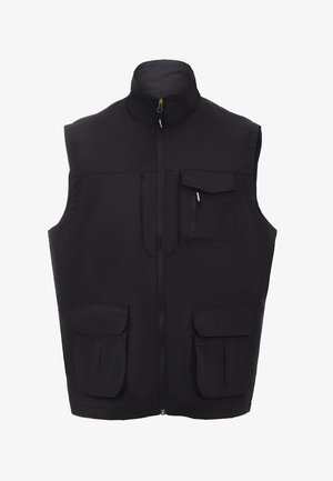Sort polstret vest med høj krave, lynlåslukning foran og flere lommer. Fremstillet af letvægtsmateriale med en glat tekstur.