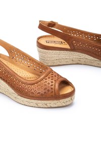 Pikolinos BENIDORM - Sandalias de cuña - brown