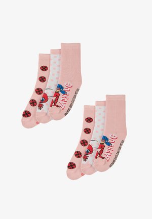 Cztery pary różowych skarpetek: dwie z wzorem biedronki, jedna w kropki i jedna z postacią z kreskówki, wszystkie wykonane z miękkiego materiału.