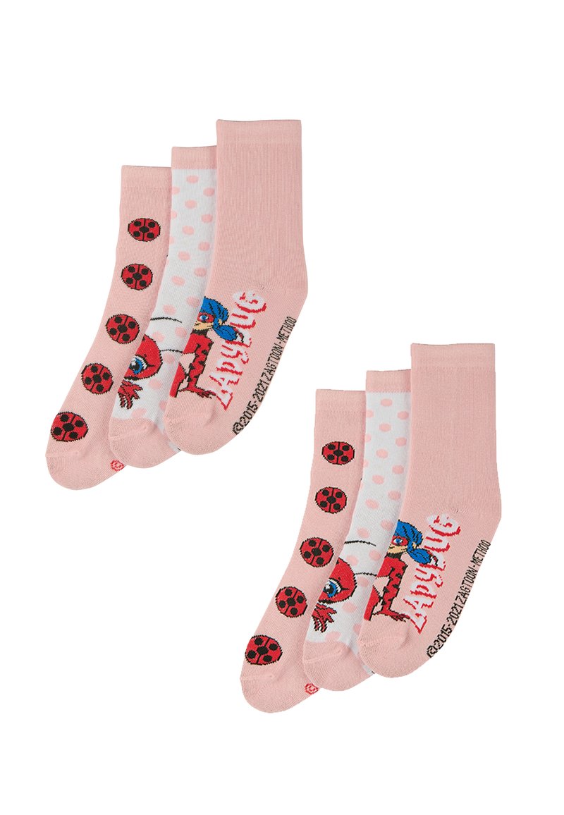 Quattro paia di calzini rosa: due con motivi di coccinelle, uno con pois e uno con un personaggio dei cartoni animati, tutti realizzati in tessuto morbido.