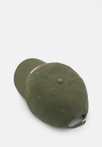 Cappello verde oliva con visiera curva, realizzato in cotone. Presenta dettagli di cucitura e fori di ventilazione, con una fascia regolabile sul retro.