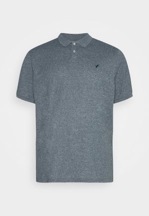 Dunkelgraues Poloshirt mit kurzen Ärmeln, zwei Knöpfen und einem kleinen gestickten Logo auf der linken Brust, auf schlichtem Hintergrund präsentiert.