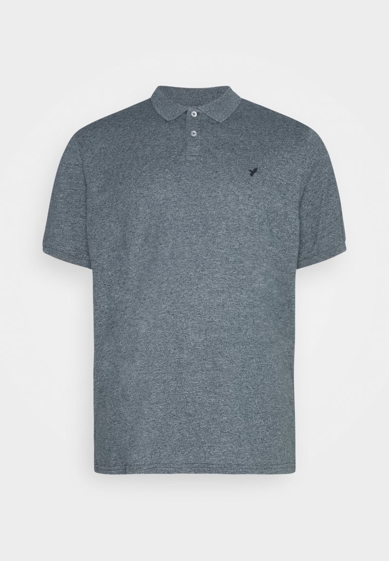 Polo gris foncé à manches courtes avec deux boutons et un petit logo brodé sur la poitrine gauche, présenté sur un fond uni.