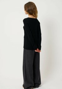 Authentic Cashmere GOUTTE DEVANT - Trui - black