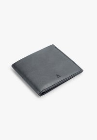 Cartera de cuero gris oscuro, diseño de doble pliegue, textura suave, bordes cosidos, con un pequeño logotipo grabado en la esquina inferior.