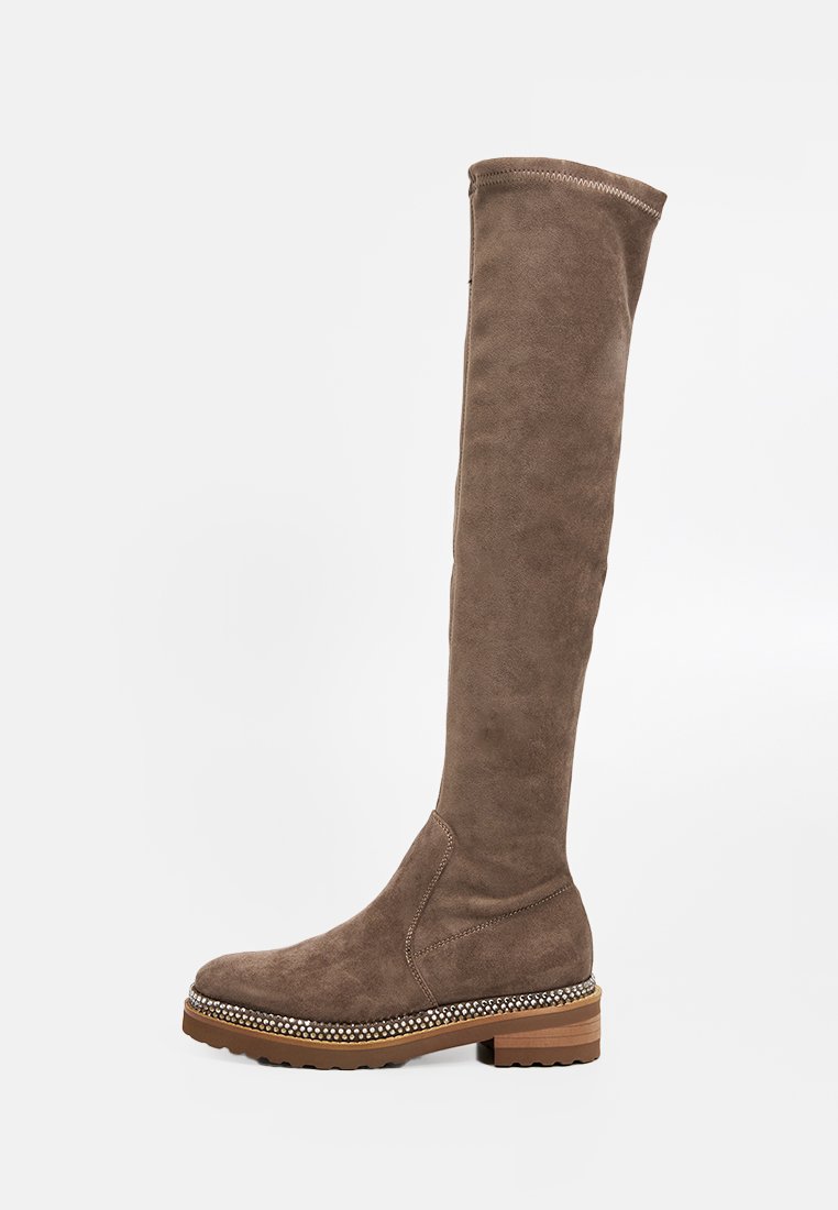 Knöchelh hohe braune Wildlederstiefel mit einer strukturierten Oberfläche und einer dicken, genoppten Sohle. Verfügt über ein tailliertes Design und eine abgerundete Zehe.