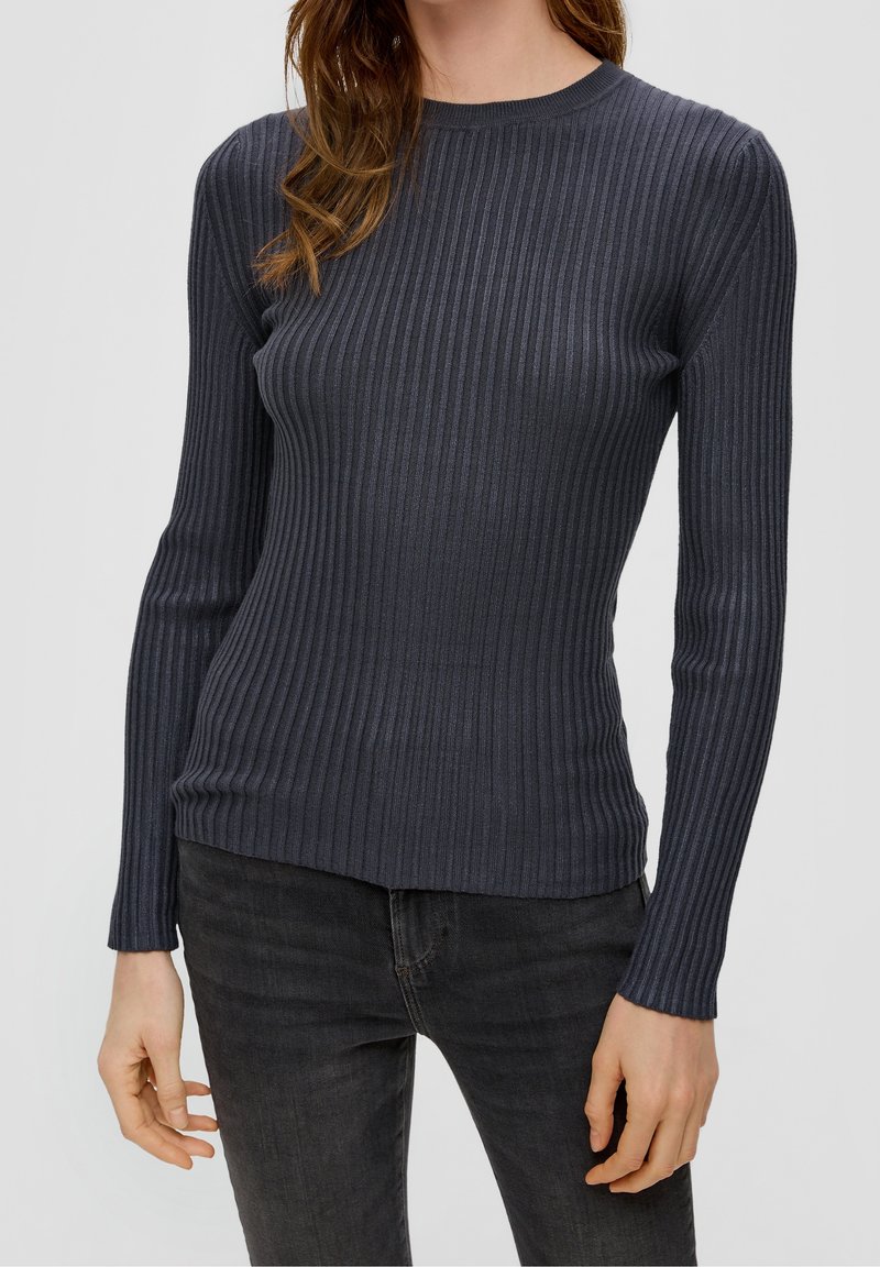 Dunkelgrauer, gerippter Langarmpullover mit rundem Ausschnitt. Der Stoff hat eine glatte Textur und eine figurbetonte Silhouette, mit einem subtilen Glanz.