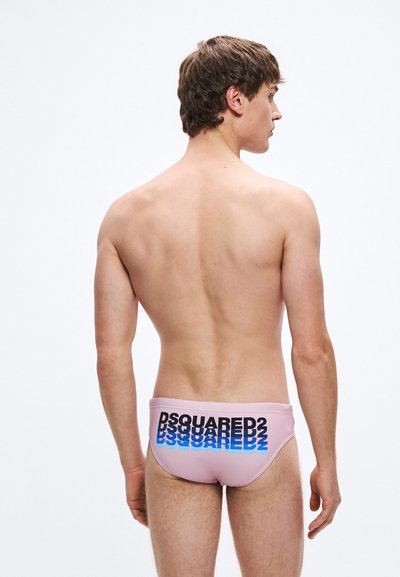 Roosad ujumispüksid, mille tagaosas on horisontaalselt musta ja sinist tooni kaubamärgi logo. Sile kangas ja tihe istuvus.