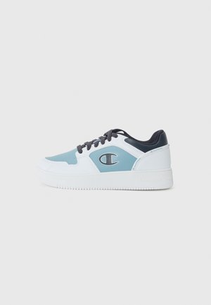Lavet sneakers med hvid sål, hvid og lyseblå overdel, sorte snørebånd og sort indvendigt for, med en stor logo på sidepanelet.