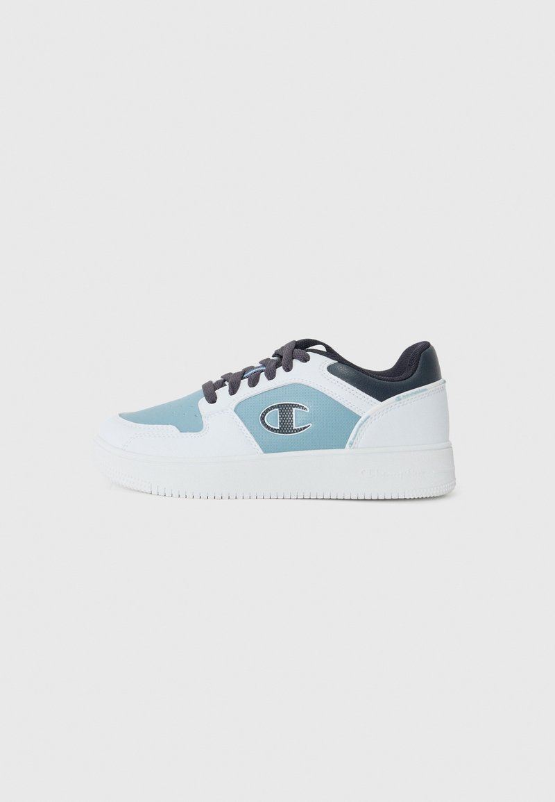 Baskets basses avec semelle blanche, dessus blanc et bleu clair, lacets noirs et doublure intérieure noire, avec un grand logo sur le côté.