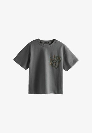 Grijs katoenen T-shirt met korte mouwen, met een camouflerend logo gedrukt op de voorkant. Klassieke ronde hals, comfortabele pasvorm.