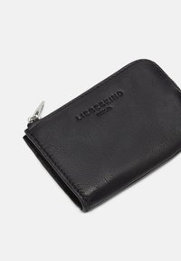 Czarny skórzany portfel z teksturowaną powierzchnią, zamknięciem na zamek i wytłoczonym logo. Kompaktowy prostokątny kształt z minimalistycznymi detalami projektu.