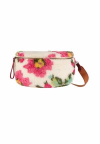 Bolso con estampado floral hecho de un material esponjoso blanco, con acentos en rosa, amarillo y verde, y una correa marrón con cierre de cremallera.