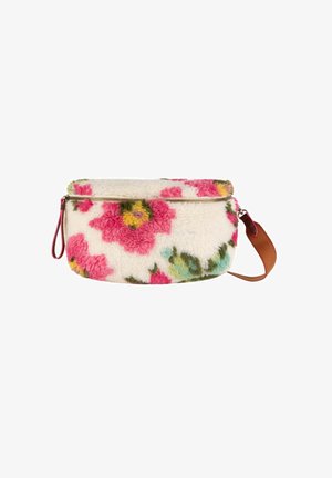 Een bloemenpatroon tas van een fluffy witte stof, met roze, gele en groene accenten, en een bruine strap met een ritsluiting.