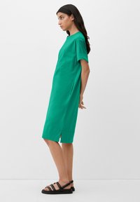 s.Oliver MIT GESCHLITZTEM SAUM - Robe en jersey - smaragd
