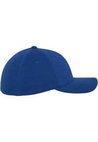 Șapcă de baseball albastră cu o coroană rotunjită, abrupte și șase gauri de ventilație; realizată dintr-un material moale cu o textură netedă.