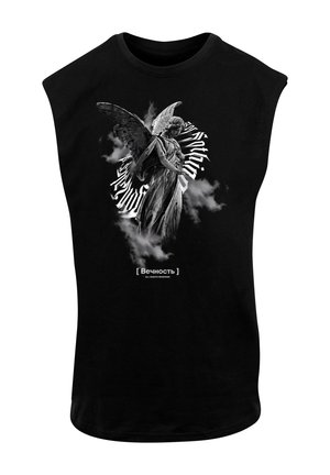 Czarny bezrękawnik z grafiką przedstawiającą posąg anioła z wirującym tekstem i elementami chmur w monochromatycznych odcieniach.