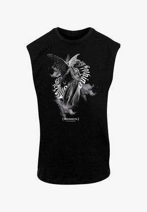 T-shirt noir sans manches avec un graphisme représentant une statue d'ange, accompagné de texte tourbillonnant et d'éléments de nuages en tons monochromes.