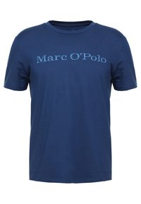 Námořnická modrá bavlněná trička s krátkým rukávem, zaobleným výstřihem a nápisem "Marc O'Polo" vytištěným světle modře na přední straně.