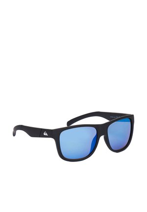 Schwarz gerahmte Sonnenbrille mit blauen verspiegelten Gläsern und kleinem weißen Logo am Bügel vor weißem Hintergrund.