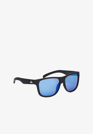 Schwarz gerahmte Sonnenbrille mit blauen verspiegelten Gläsern und kleinem weißen Logo am Bügel vor weißem Hintergrund.