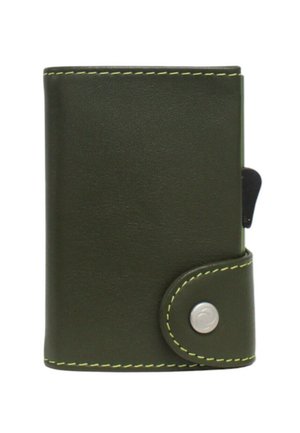 Portafoglio compatto in pelle verde scuro con cuciture gialle, chiusura a bottone a pressione e linguetta laterale per l'accesso alle carte.