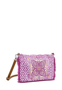 Clutch bag in tessuto rosa testurizzato con bordi frangiati, caratterizzata da un intricato design di farfalle e una tracolla marrone abbinata.