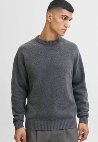 Herren grauer Pullover aus strukturiertem Strickstoff, mit geripptem Rundhalsausschnitt und Bündchen, in lockerer Passform und einfarbig.