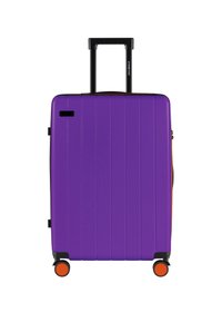 Fioletowa walizka twarda z pionowymi żłobieniami, wysuwanym czarnym uchwytem, pomarańczowymi kołami i boczną kieszenią na zamek błyskawiczny.