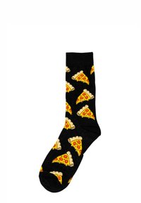 Calcetines negros con un patrón completo de triángulos de pizza en amarillo y rojo. El material parece suave, con una textura de punto visible.