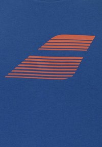 Camiseta azul de cuello redondo con un gráfico naranja de rayas horizontales de diferentes anchos en la zona del pecho.