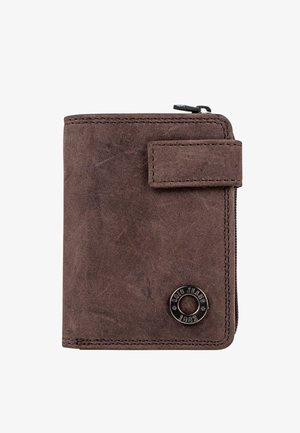 Cartera de cuero marrón con un acabado texturizado, cierre de cremallera y un adorno circular de metal con el logo. Detalle de costuras a lo largo de los bordes.