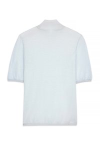 Šviesiai mėlynas trumpomis rankovėmis megztas marškinėlis su raukšlėtu apykaklė, lygia tekstūra ir laisvu siluetu. Paprastas dizainas, be matomų raštų ar akcentų.