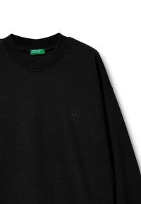 Felpa nera con colletto a girocollo, realizzata in materiale morbido. Presenta una stampa logo discreta sul davanti. Polsini e orlo a costine.
