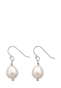 Pärlörhängen med oregelbundet formade vita pärlor på silverfärgade krok, med en trådvind och små silverpärlsaccent.