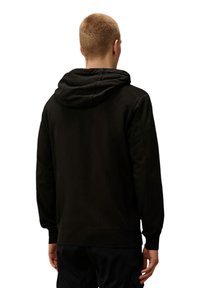 Zwarte hoodie gemaakt van zachte stof, met een relaxte pasvorm, ribgebreide manchetten en een trekkoordkap.