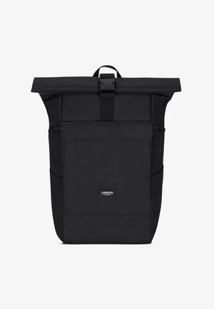 Rucsac negru cu top rulat realizat dintr-un material durabil, având un buzunar frontal, buzunare laterale și o închidere sigură cu cataramă. Suprafață texturată, design minimalist.
