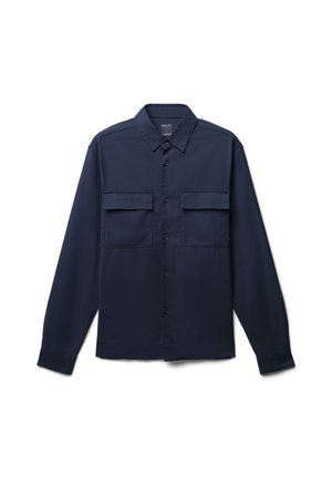 Chemise à manches longues bleu marine en tissu lisse, dotée de deux poches poitrine, d'une fermeture à boutons sur le devant et d'un col classique.